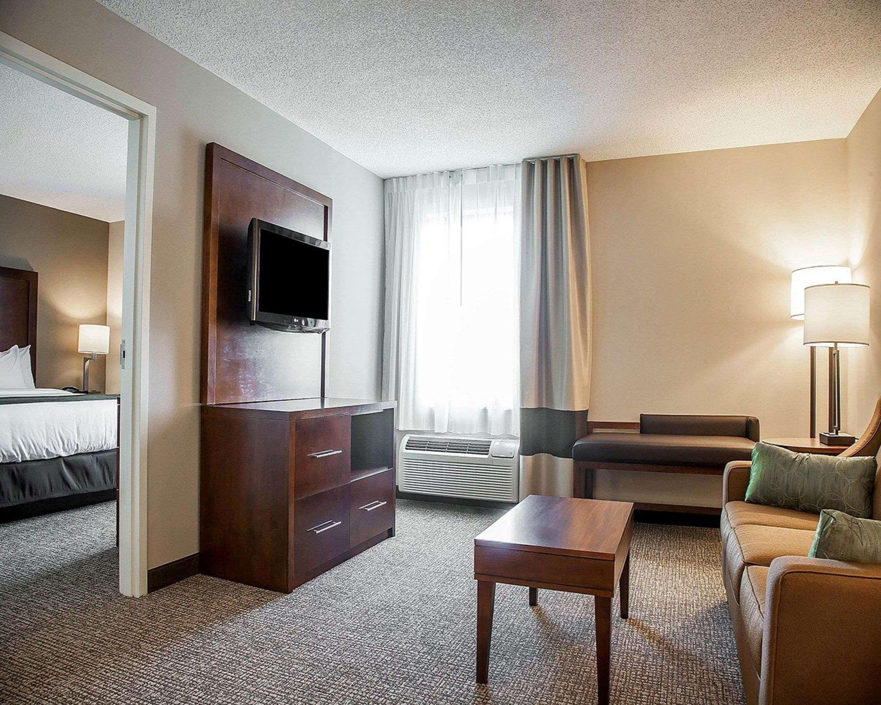 Comfort Suites West Warwick - Providence Экстерьер фото