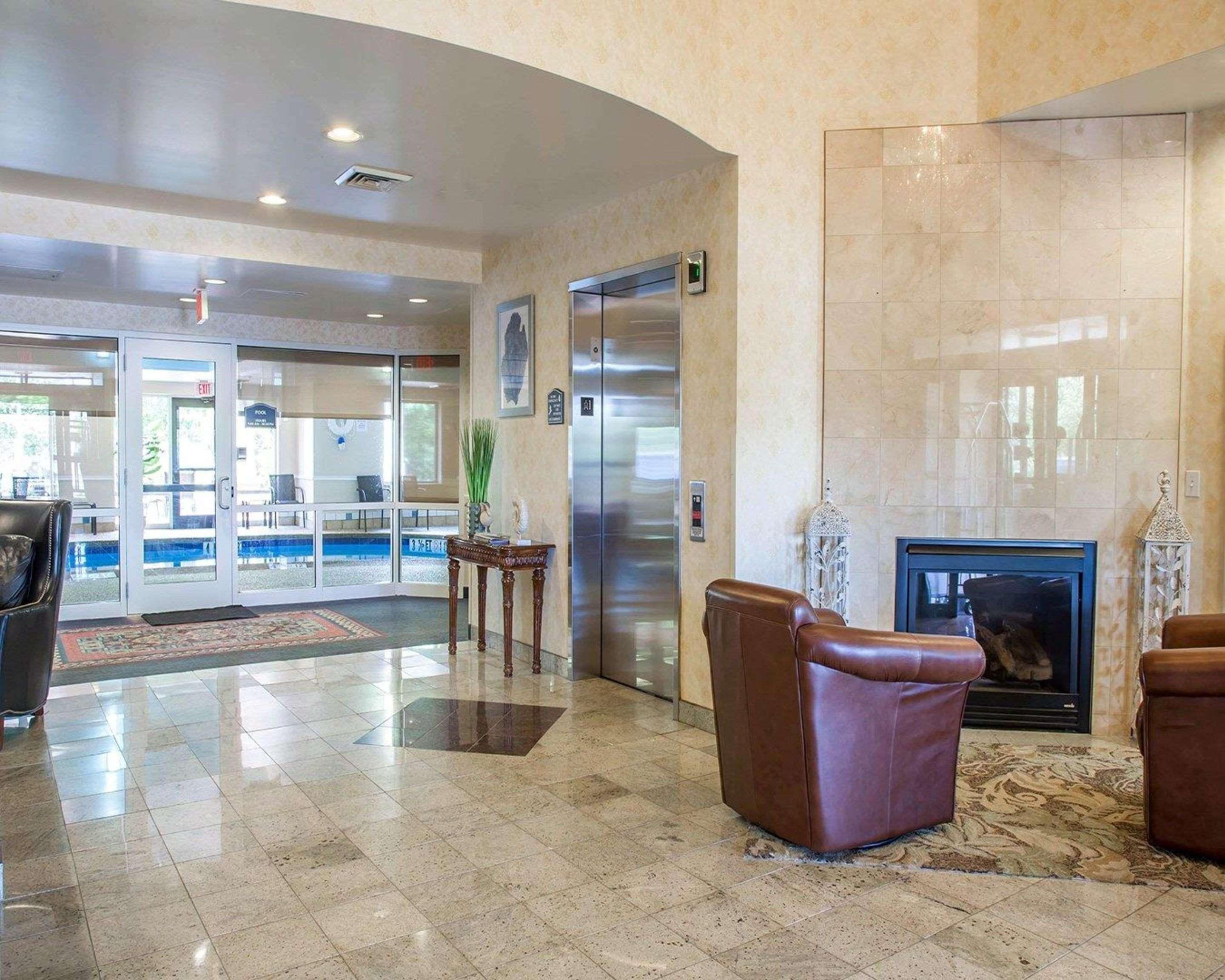 Comfort Suites West Warwick - Providence Экстерьер фото