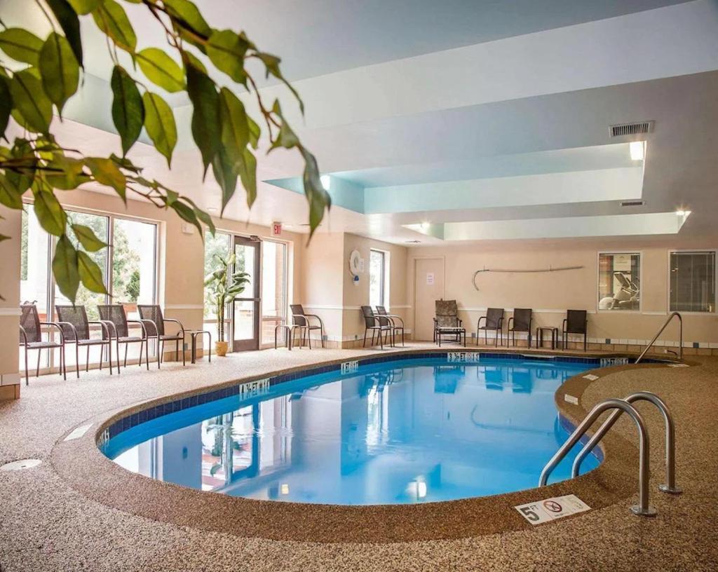 Comfort Suites West Warwick - Providence Экстерьер фото